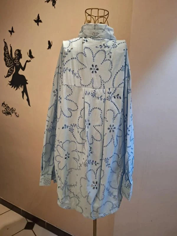 Camisa azul claro em algodão e bordados ingleses – photo 4